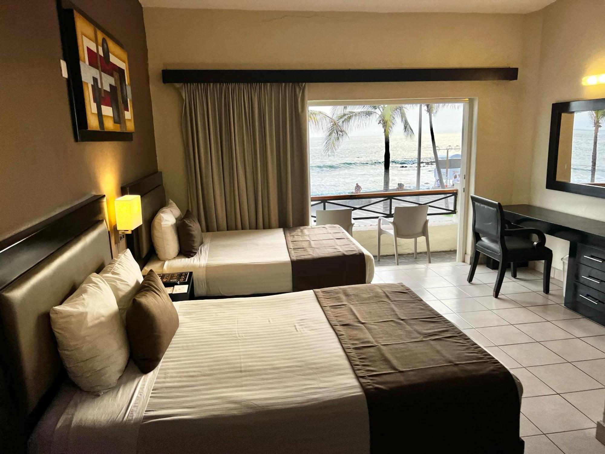 Hotel La Siesta Malecon Масатлан Стая снимка