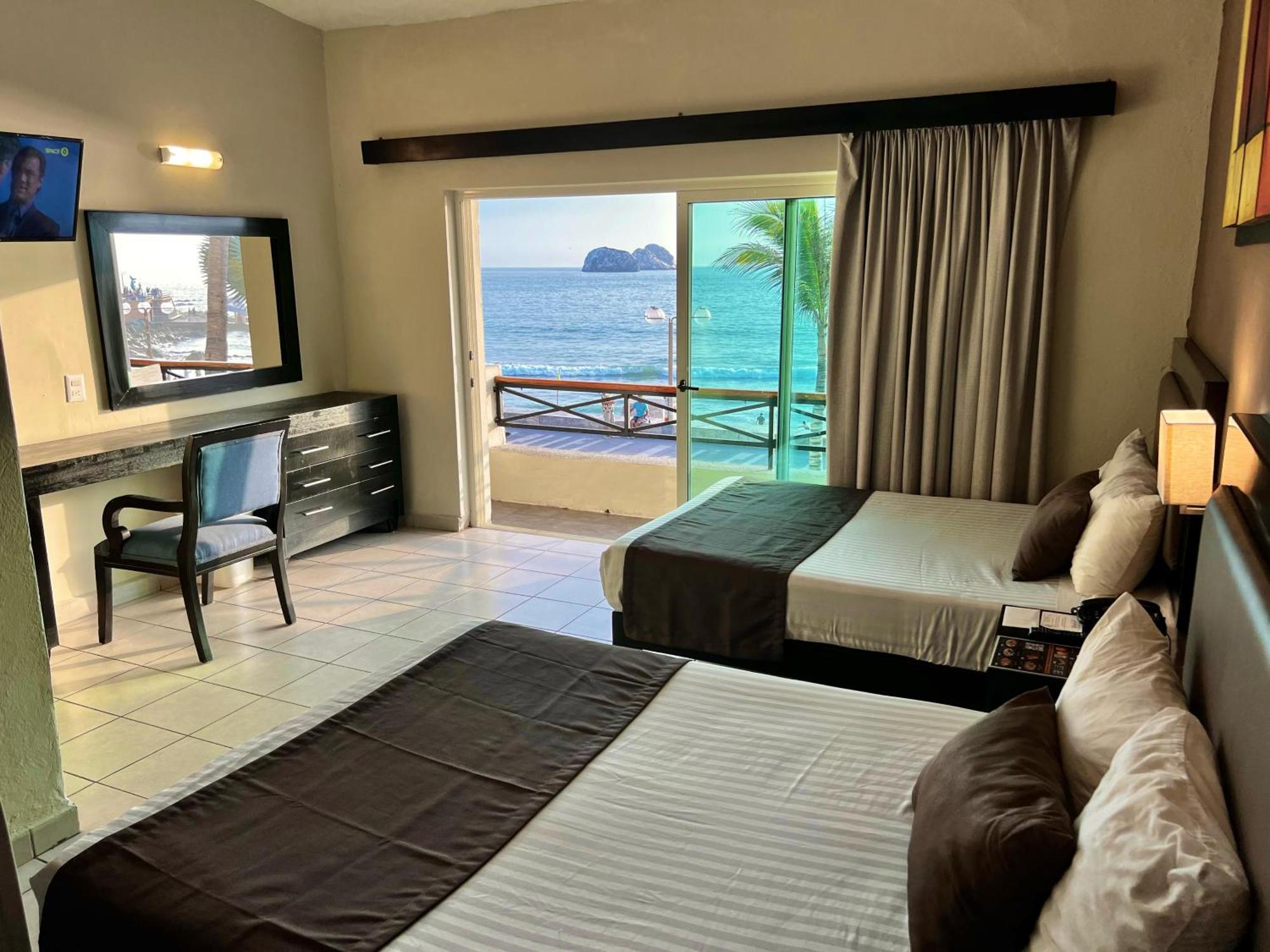 Hotel La Siesta Malecon Масатлан Стая снимка