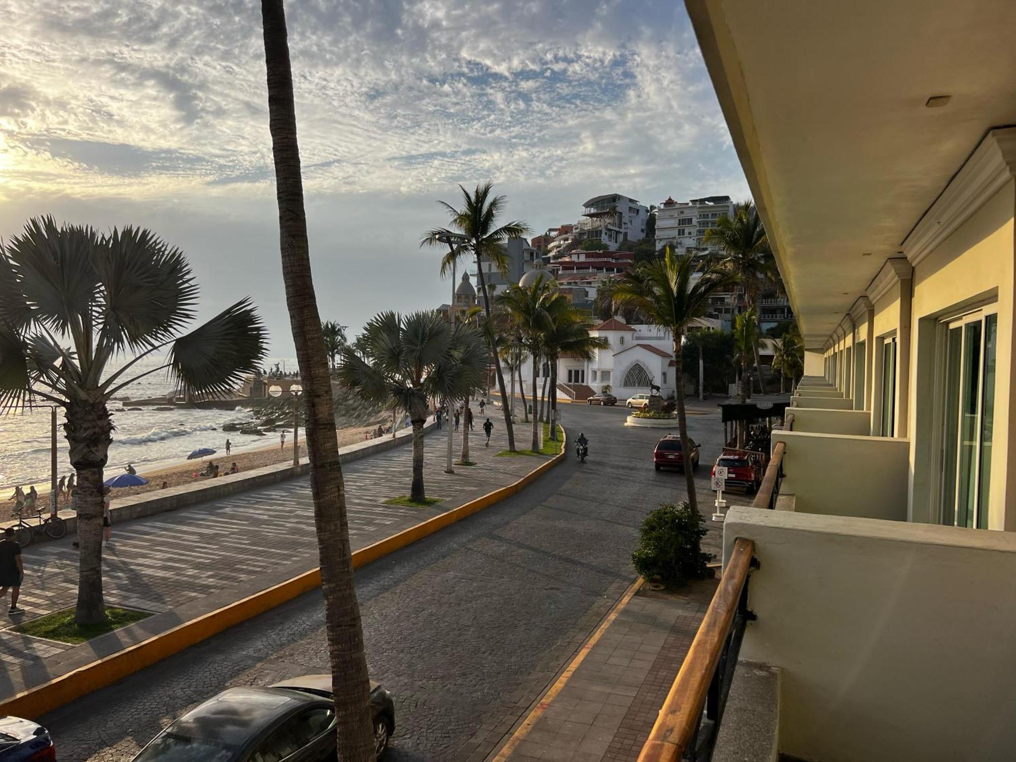 Hotel La Siesta Malecon Масатлан Стая снимка
