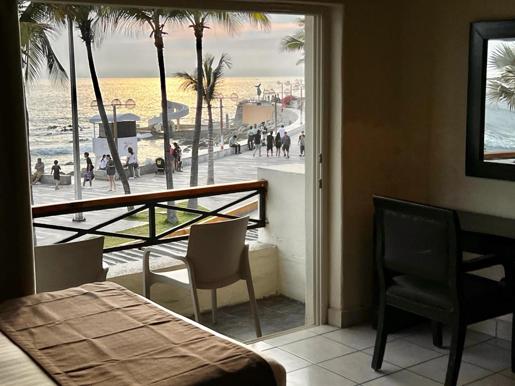Hotel La Siesta Malecon Масатлан Стая снимка